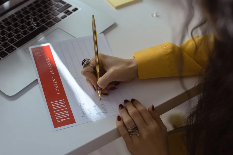 Des mains échangent sur une stratégie marketing autour de graphiques dans un cadre de bureau.